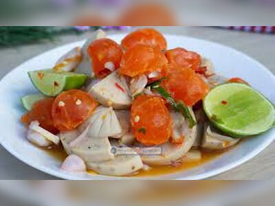 ยำหมูยอไข่แดง(ไม่ปลาร้า)
