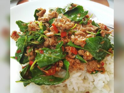 ผัดกระเพราเนื้อราดข้าว - ข้าวผัดกระเพราเนื้อ