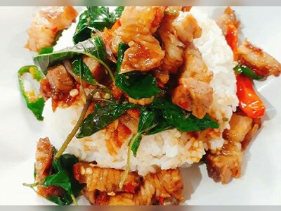 ผัดกระเพราหมูกรอบกับข้าว - หมูกรอบใส่ใบกะเพรา
