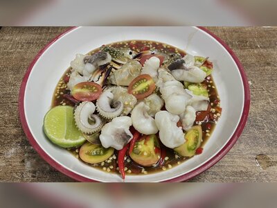 ส้มตำ ปูม้า + หนวดหมึก