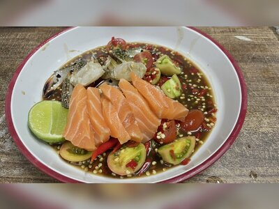 ส้มตำ ปูม้า + แซลม่อน