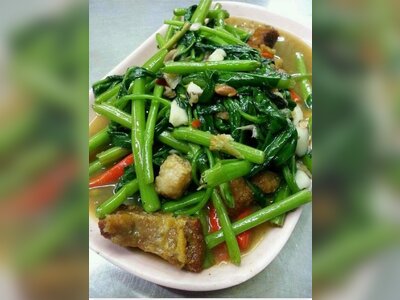 ผักบุ้งหมูกรอบ