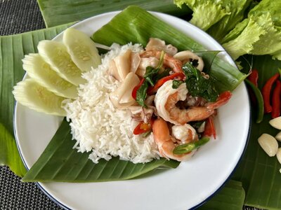 ผัดกระเพรากุ้ง - กุ้งทอดผัดใบโหระพาบนข้าว