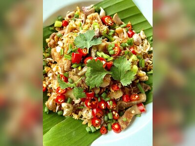 สามชั้นคั่วพริกเกลือ