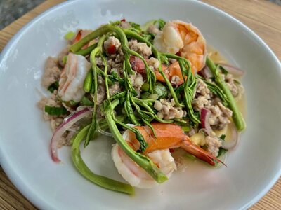 ยำยอดกระเฉดอ่อนกุ้งสด