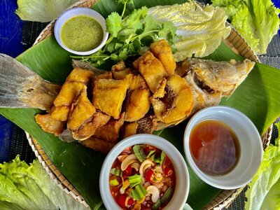 ปลากระพงทอดสามอย่าง