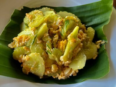 แตงกวาผัดไข่