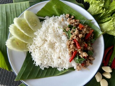 ผัดกระเพราหมูกับข้าว - หมูใบกะเพรา